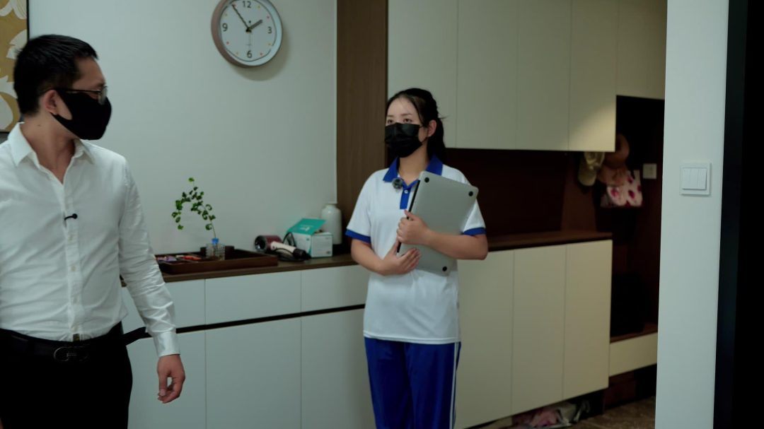 【Raymond】（精品大片）年轻的陪读妈妈第五集：女儿补课时被羞耻的堵嘴蒙眼吊在旁边陪着的妈妈，随后的训练中又被多次要求向女儿自述感受。-1