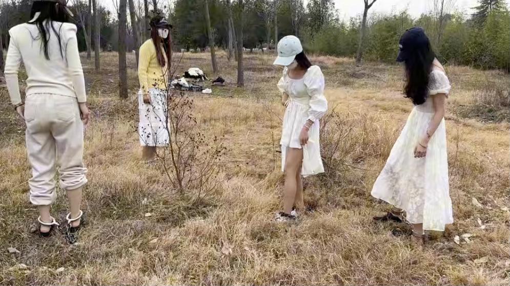 4个女孩的户外镣铐游戏-5