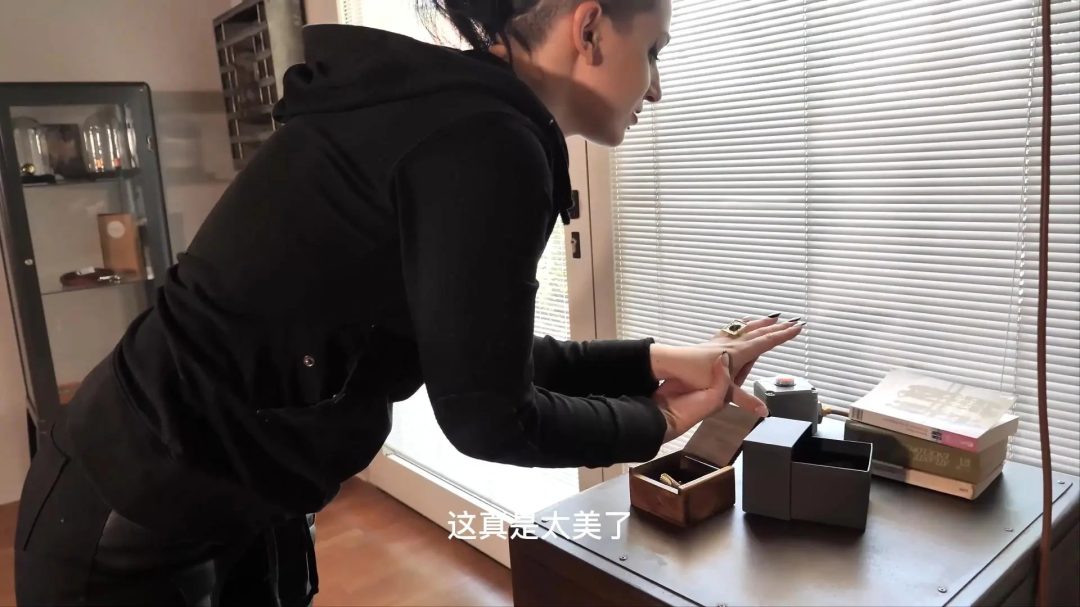 Alba & Camy - Bizarre Robbery-1