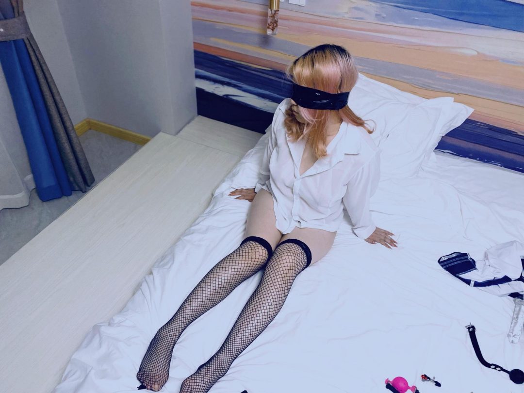 学妹Riona体验第二弹，穿上学长的衬衣，渔网袜黑丝，手持玩具训练口舌，夹舌牵引半蹲，口球塞嘴，训练之后直接强制服侍-9