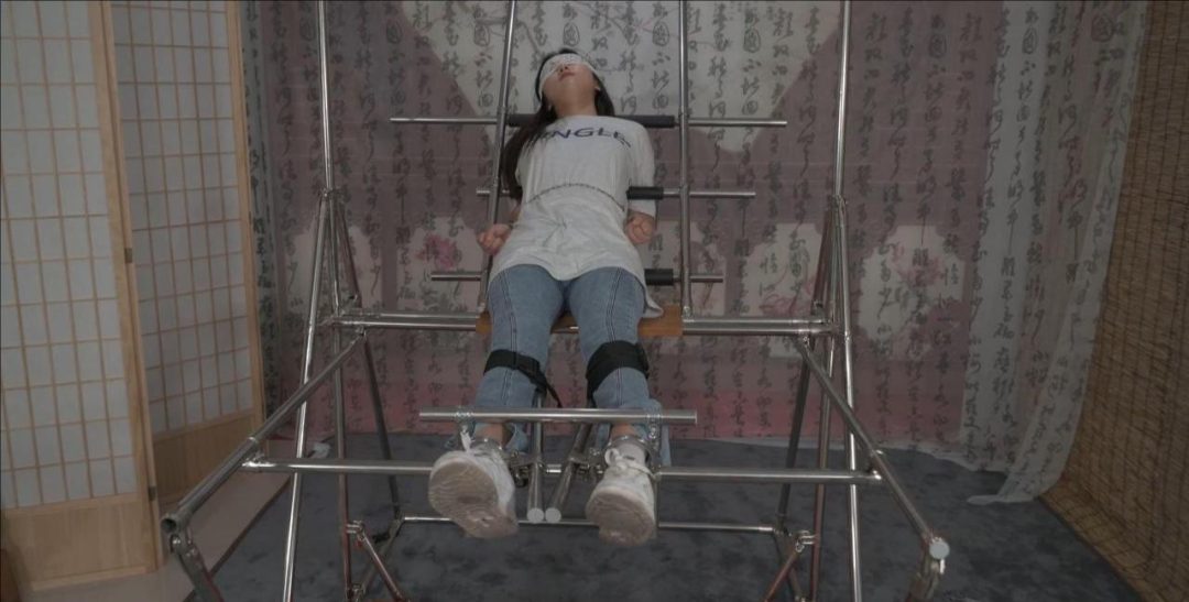 尾随美女跑步后劫持TK折磨--情景小剧、运动鞋、棉袜、铁架固定、美足-3