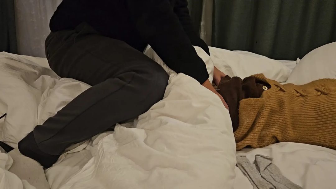 双手举高，开始挠腰-4