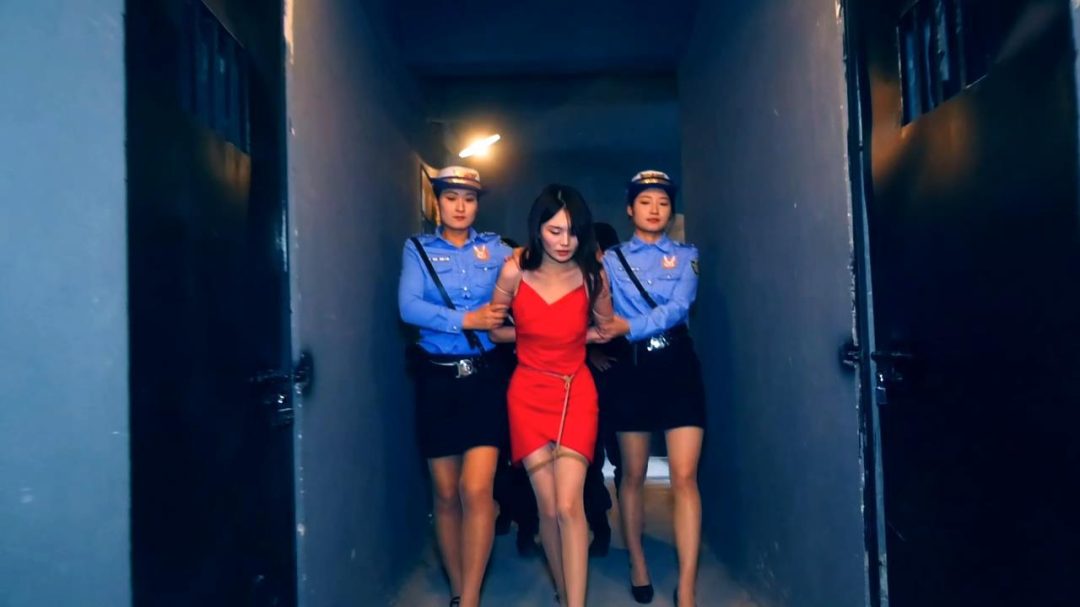 定拍转公映《秘密押送》第三集 两个女 被押赴刑场执行枪决由于出现重大发现一名女 被叫停执行押回监牢重新审讯-8