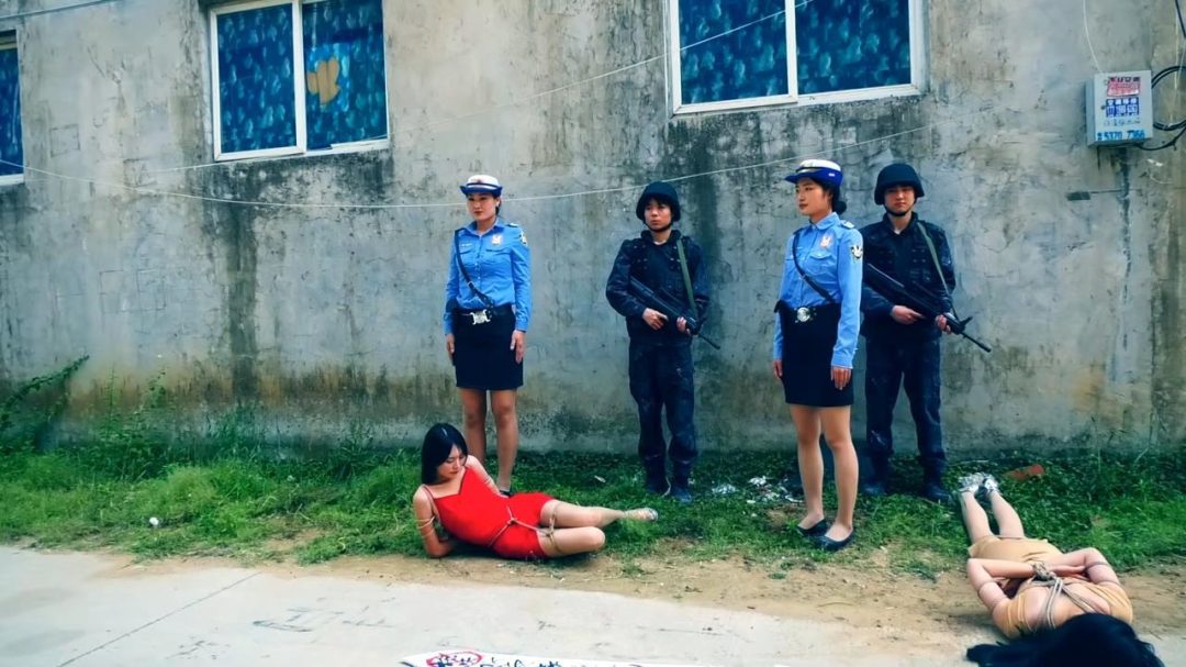 定拍转公映《秘密押送》第三集 两个女 被押赴刑场执行枪决由于出现重大发现一名女 被叫停执行押回监牢重新审讯-5