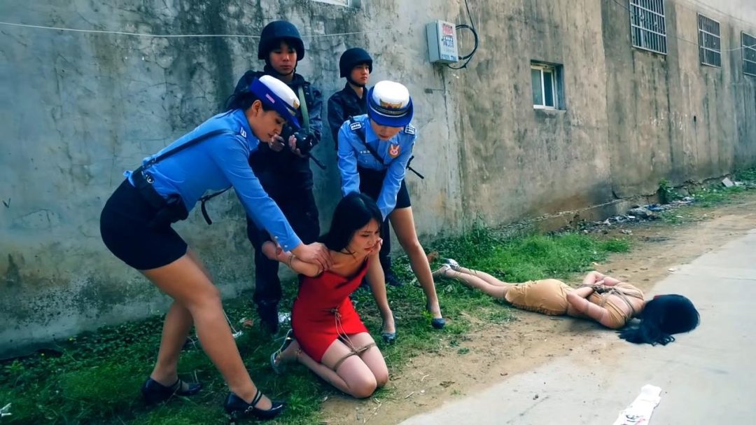 定拍转公映《秘密押送》第三集 两个女 被押赴刑场执行枪决由于出现重大发现一名女 被叫停执行押回监牢重新审讯-4