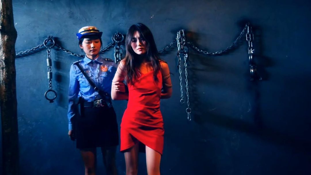 定拍转公映《秘密押送》第三集 两个女 被押赴刑场执行枪决由于出现重大发现一名女 被叫停执行押回监牢重新审讯-1
