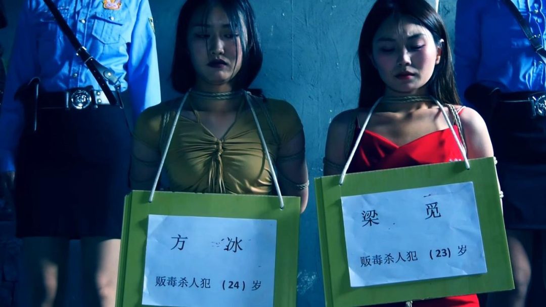 定拍转公映《秘密押送》第三集 两个女 被押赴刑场执行枪决由于出现重大发现一名女 被叫停执行押回监牢重新审讯-2
