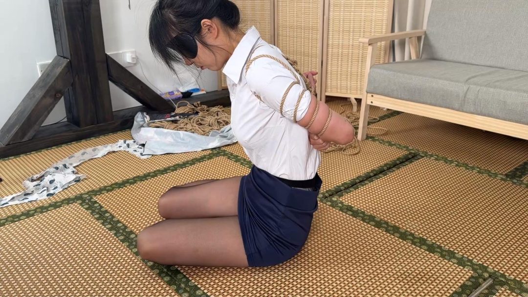 【嗷嗷】五花大绑！扭动挣扎-6