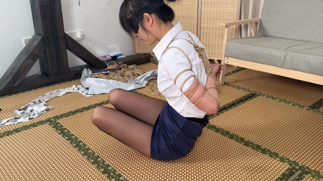【嗷嗷】五花大绑！扭动挣扎-3