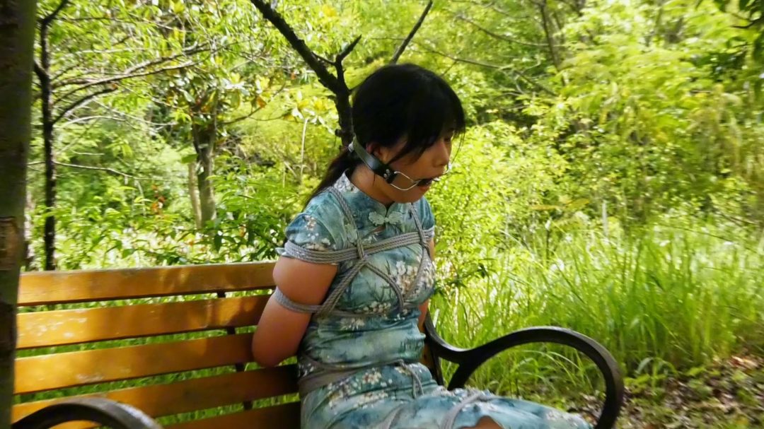 女M的野外训练-1
