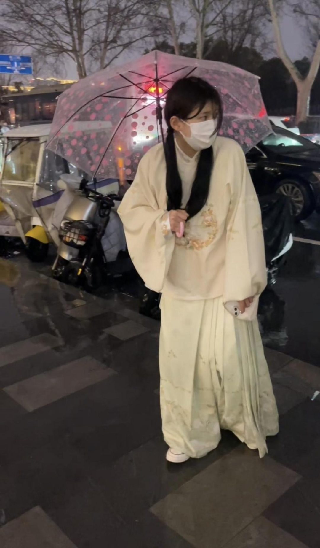18岁女高的四天镣铐生活（11）帆布鞋脚铐铁链逛商场-1
