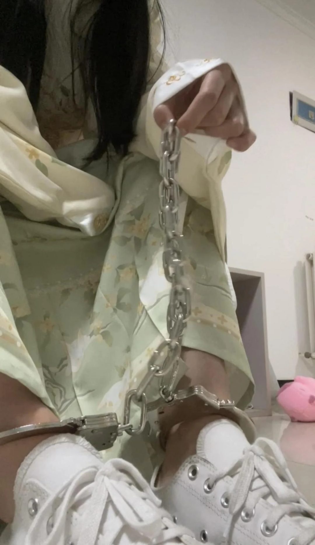 18岁女高的四天镣铐生活（10）冒雨戴脚铐出门-7