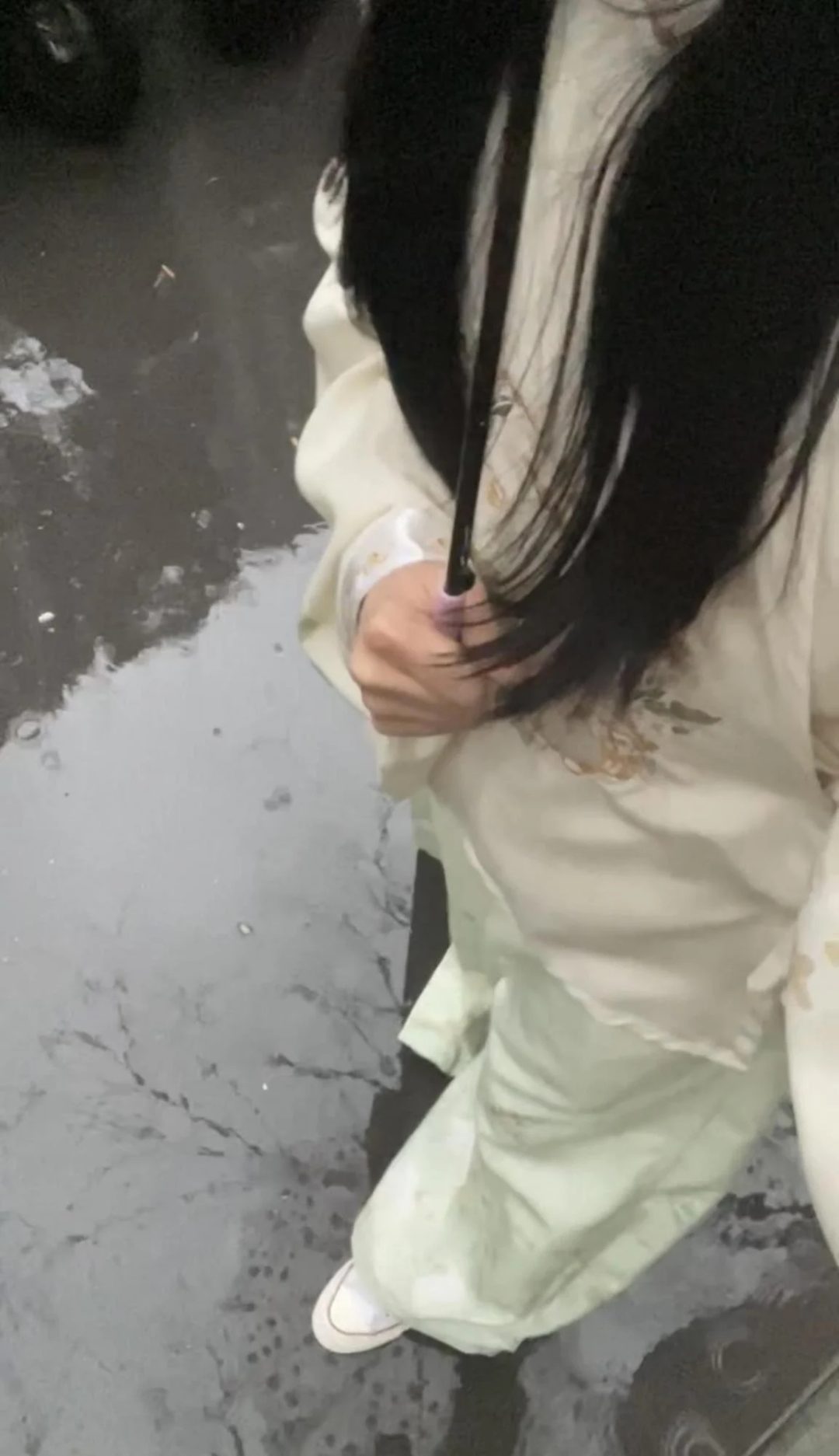 18岁女高的四天镣铐生活（10）冒雨戴脚铐出门-4