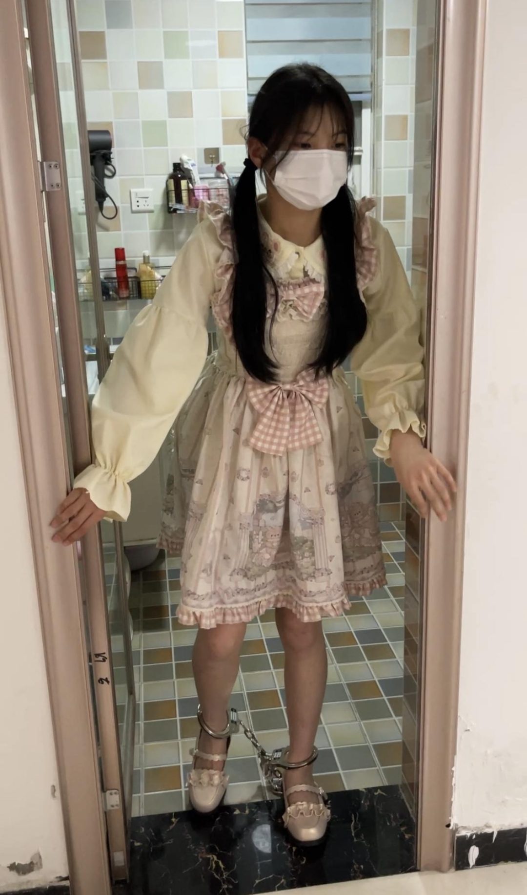 18岁女高的四天镣铐生活（10）冒雨戴脚铐出门-2