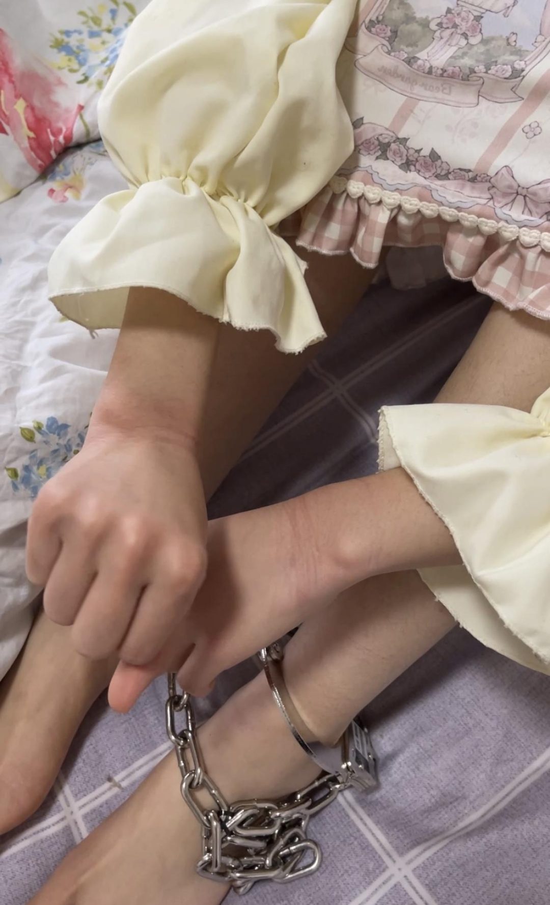 18岁女高的四天镣铐生活（10）冒雨戴脚铐出门-1