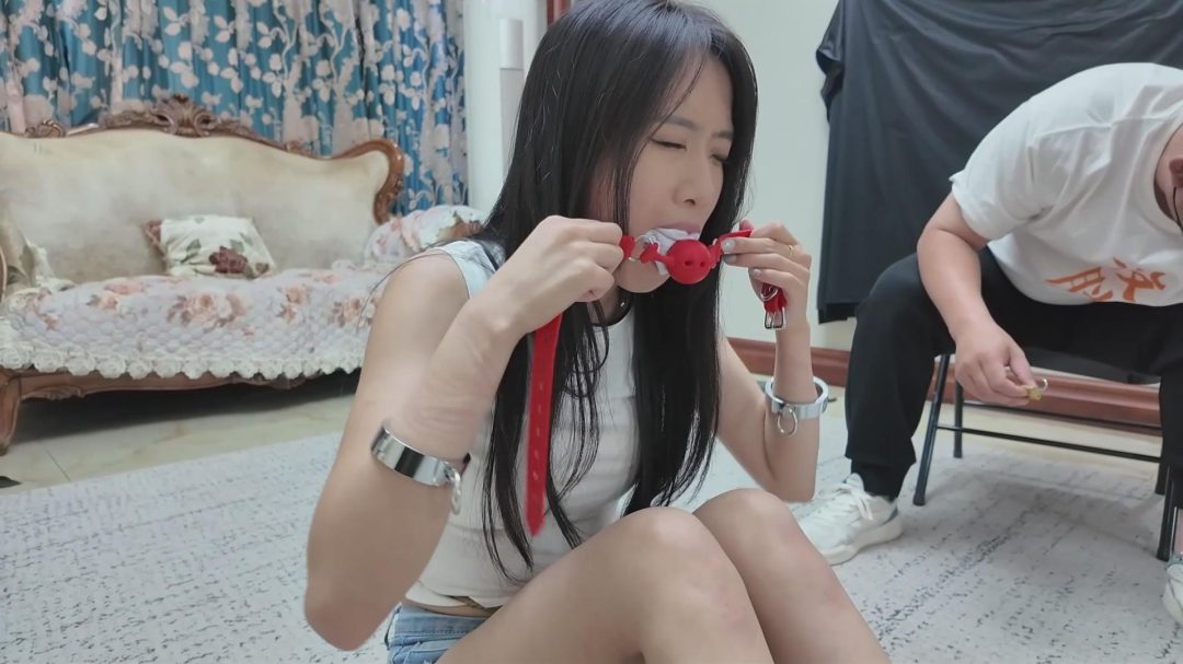 【裸足控狂喜】【枫叶定拍】《消失的她（中）》镣铐游戏是唯一逃离机会？柠琪太适合老虎凳裸足TK了！-8