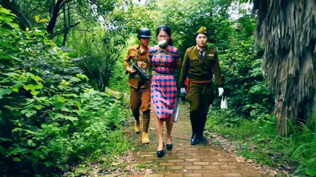 定拍转公映《潜伏的蝴蝶》上集 地下交通员不慎被捕潜伏军统的卧底营救失败一同被捕惨遭刑讯逼问-2