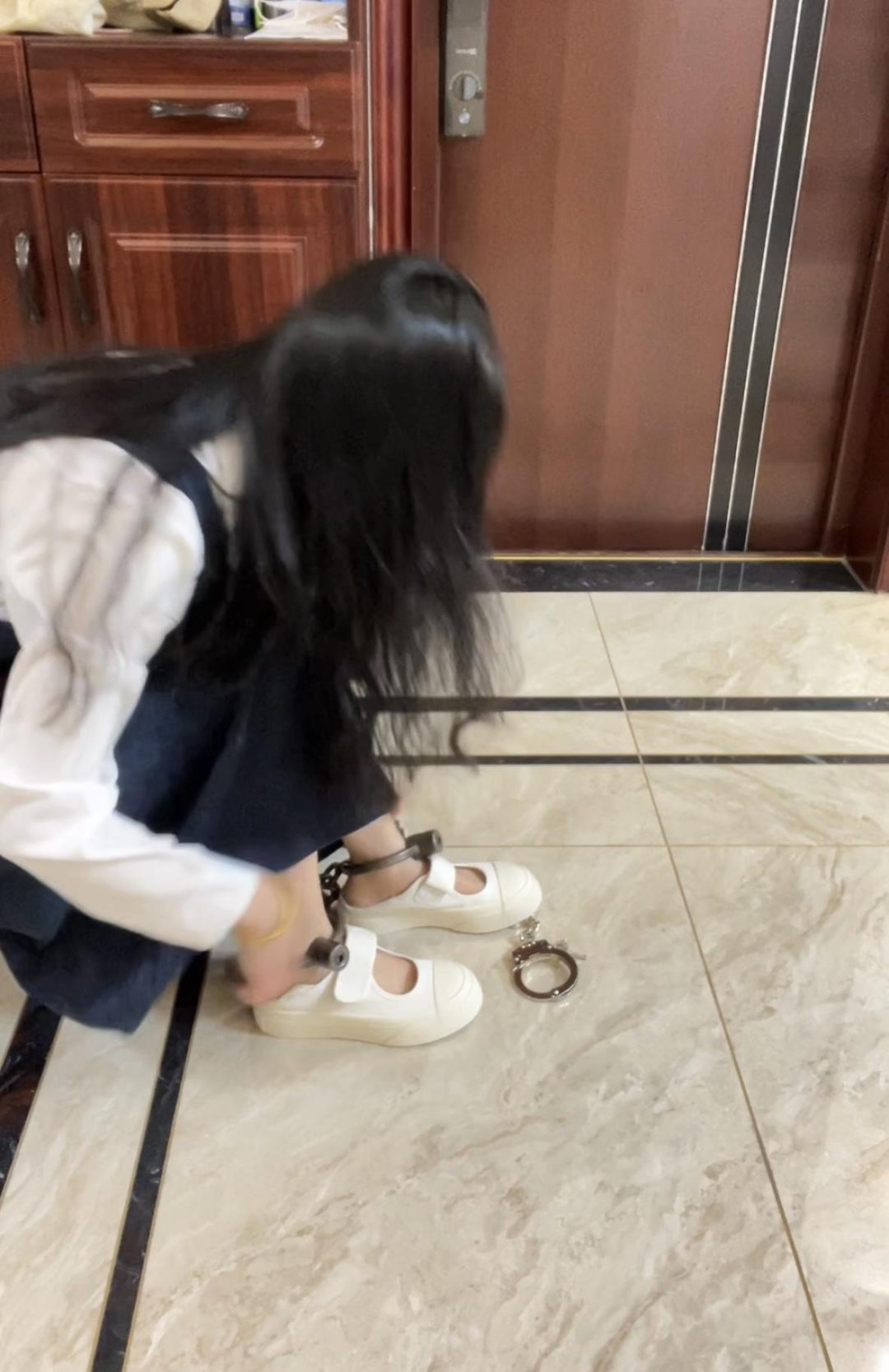 独居女大学生的镣铐日常-手铐脚镣居家 第一天-3