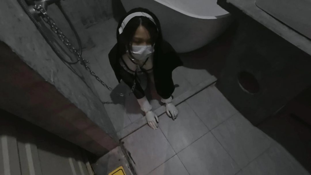 修女恶堕母狗物化调教，踩踏K9修女铁链牵引，站立紧缚放置-2