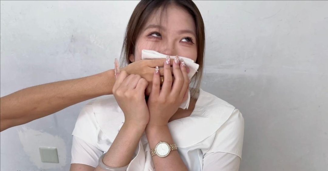 【迷药之都】中集 菜菜 椅子捂晕摸腿 公主抱 捂晕在床-9