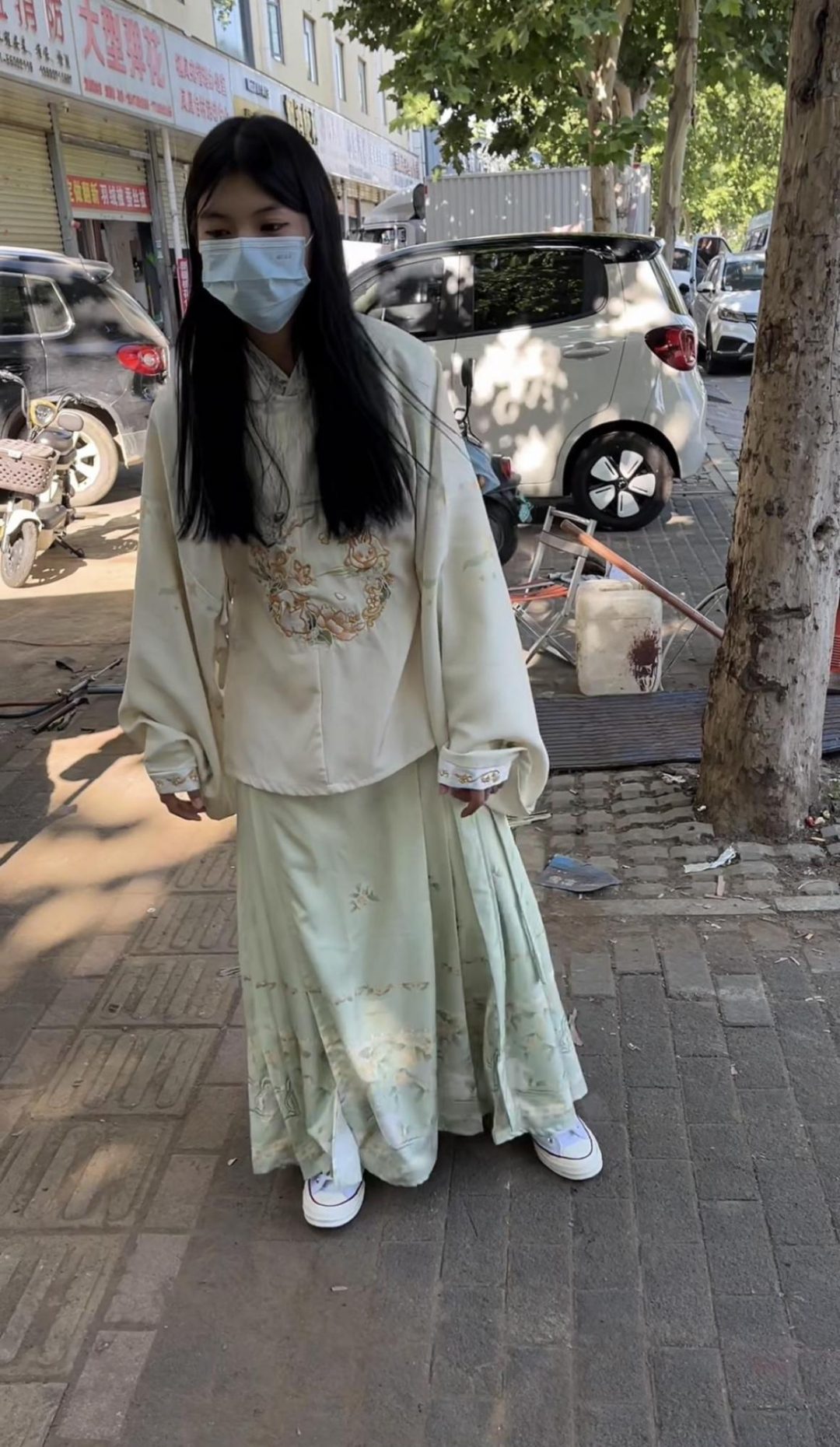 在大街上钉死11斤脚镣的女生（上）-1