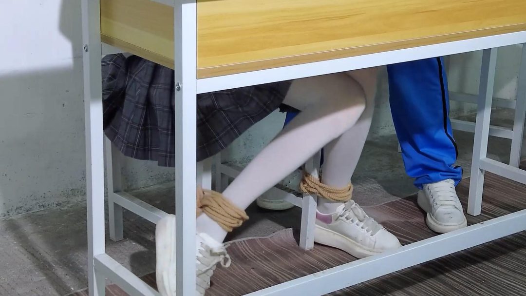 【樱束原创】《校园霸凌》坏女生因为一点小摩擦就到女同学班里霸凌她将她捆绑在椅子上羞辱!女孩实在憋不住尿失禁了奔溃大哭被哥哥解救！-5