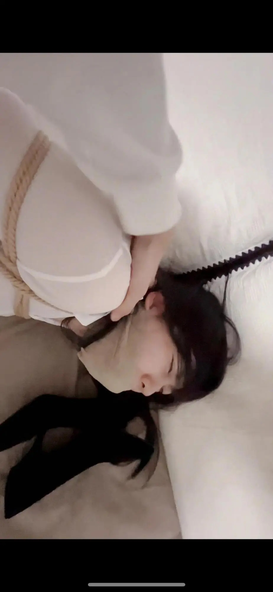 黑丝女秘书在办公室遭遇歹徒驷马绑架，棉袜绷带堵嘴，挠脚心tk逼问保险箱密码。全程tk痒刑不断，娇喘挣扎-4