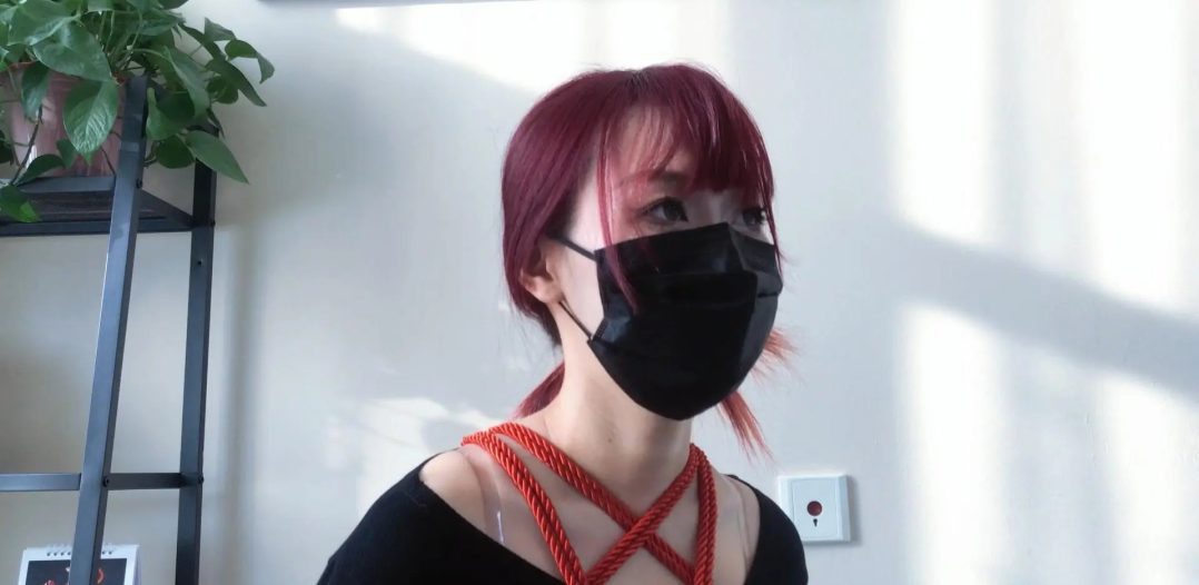 红发女神小粥试镜，173cm身材，柔韧度很高，单腿吊，第一次就尝试5cm大号口球，靠近能明显听到口水呼噜的声音-12