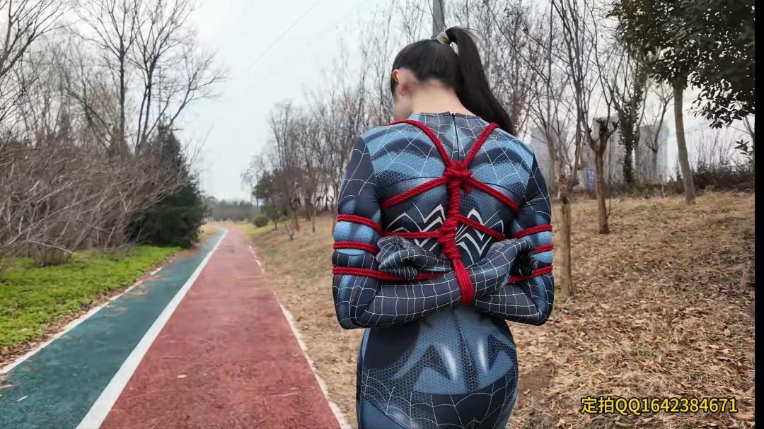 女蜘蛛户外散步-5