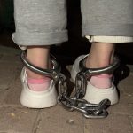 18岁高中生妹子户外脚镣行走，夜间两公里