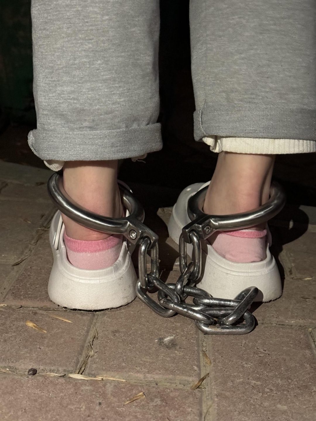 18岁高中生妹子户外脚镣行走，夜间两公里-2