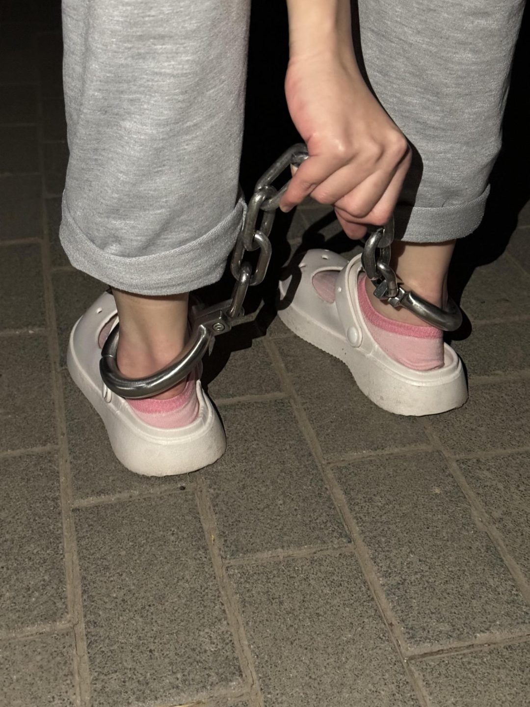 18岁高中生妹子户外脚镣行走，夜间两公里-5