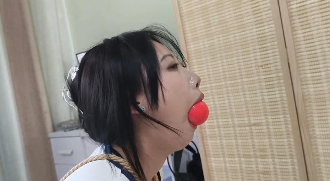 【禾一原创】（惩罚与奖励）要求用嘴把口球叼到指定地点 被骗的小慧成功与否都要被刷子折磨 演技在线 极品玉足～-4