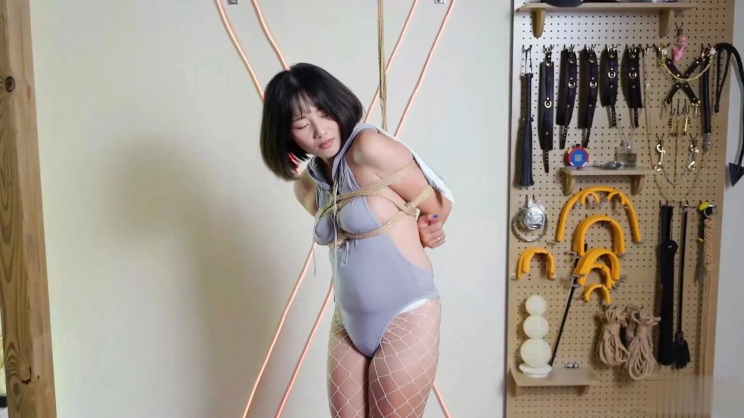 高顏值緊實Q彈美乳人妻 緊縛搔癢初體驗-1
