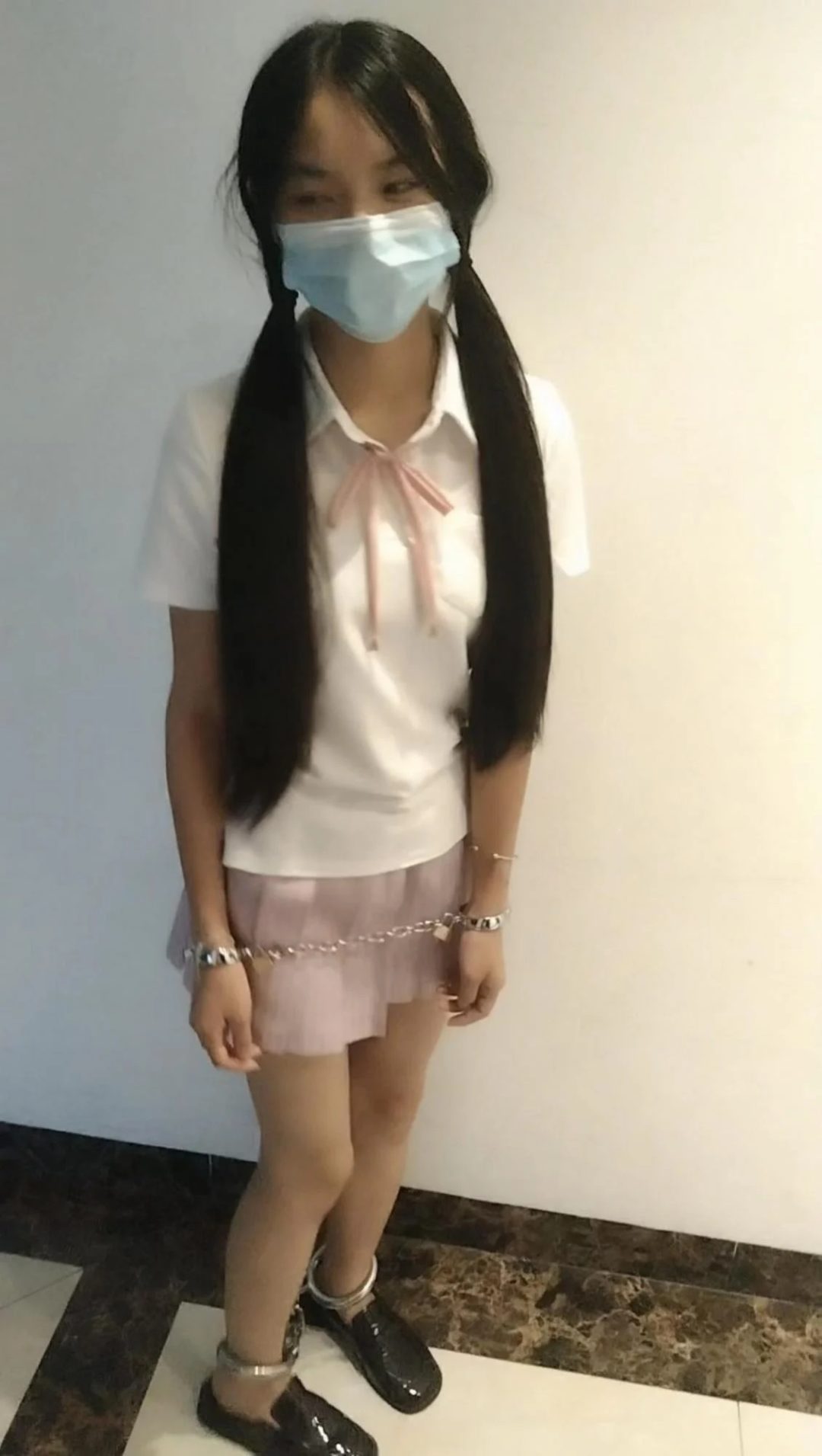 18岁小女孩在家戴手铐脚镣 JK制服 小皮鞋-5