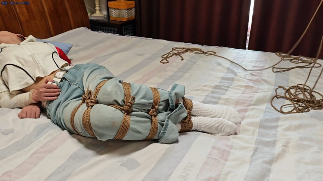 高颜值美女小鱼牛仔裤白袜放置-6