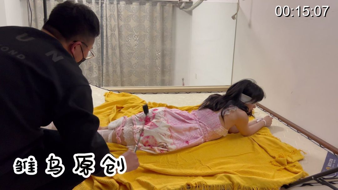 捆绑小妹 关到紧闭室，非常狭窄，蒙住她的眼睛不断的撩骚，挑逗……再把她从里面撤出来，搬到地板上加大力量-1