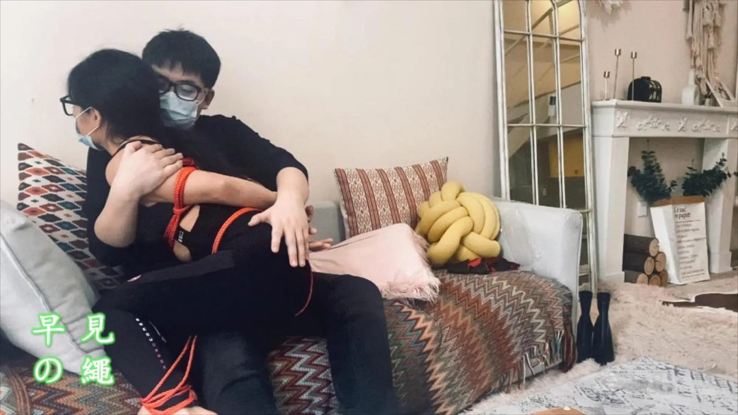 珈er绳缚初体验，跪坐，口球堵嘴，轻微tk，摸胸sp，口水滴落，拥抱；娇小身材使得绳子留出长长的一节-11