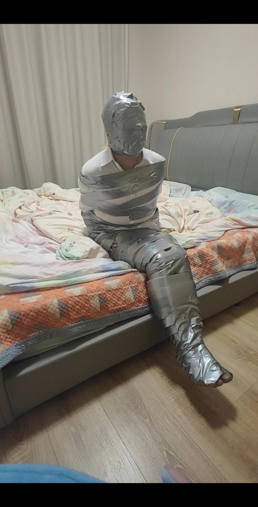 银色胶带木乃伊调教骚妇媳妇，有抽搐哭泣-6