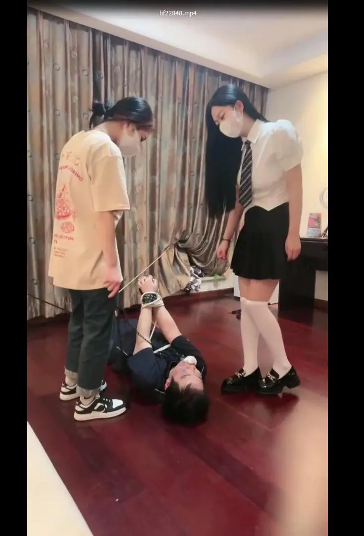 【桃幼幼】双素人学生S暴虐班主任-1
