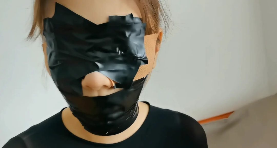 驴驴挑战黏性胶带封眼＋封嘴全过程-2