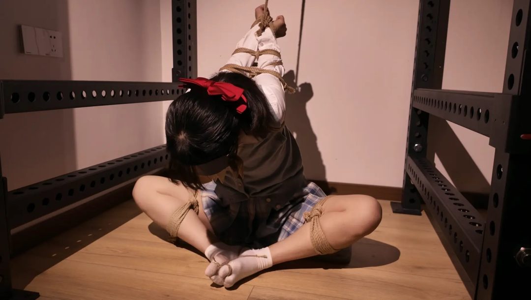 《少女口水实验》-第一集 海砂（柠檬塞口窒息）———脚趾捆绑，一直狂流口水干呕窒息-1