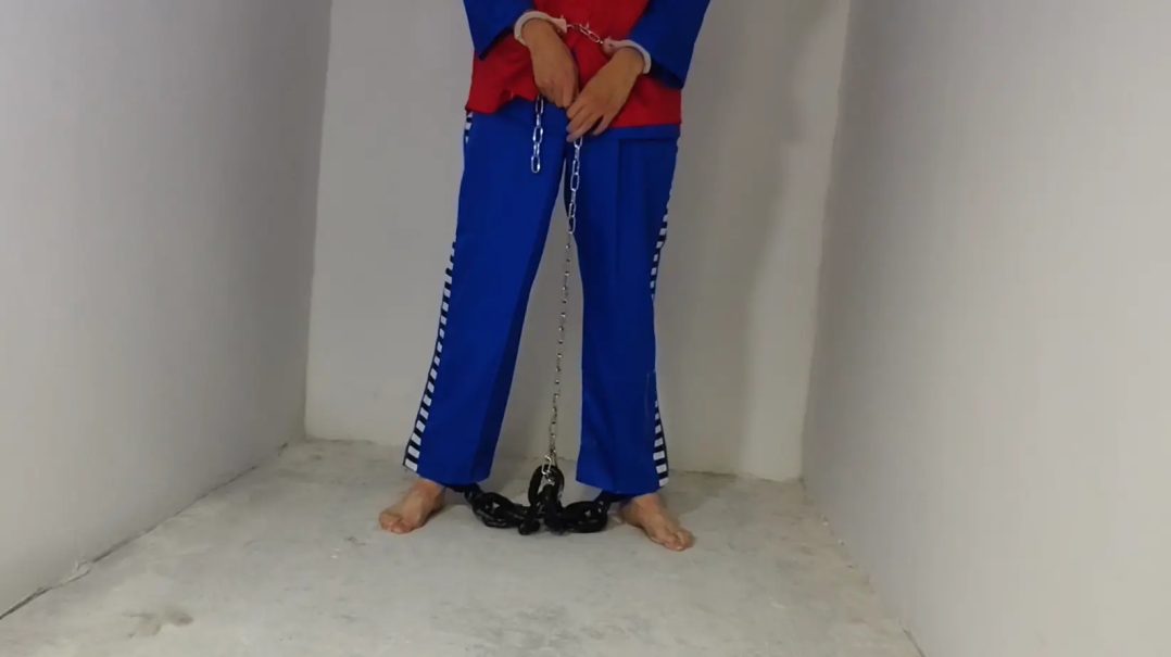 在地下室戴脚镣和囚服关押-3