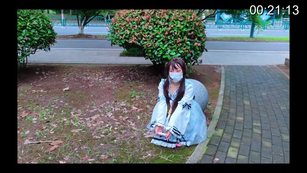 苏苏_三副脚铐公园蹦跳，行人超多，马路边玩手铐-1