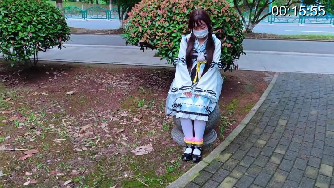 苏苏_三副脚铐公园蹦跳，行人超多，马路边玩手铐-2