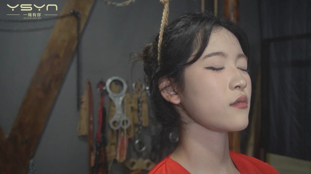【绞落双花】高颜值红马甲女囚林月舒、李慕瑶手脚制式手铐拷在栏杆上不招供睡梦中被执行绞刑中惊醒-11
