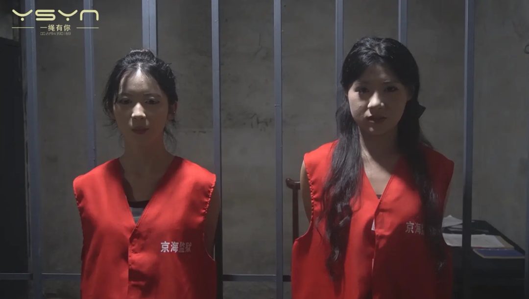 【绞落双花】高颜值红马甲女囚林月舒、李慕瑶手脚制式手铐拷在栏杆上不招供睡梦中被执行绞刑中惊醒-3