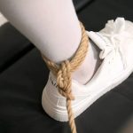 【床上的玩物系列】雪碧刑床并膝分腿，运动美足相伴入眠--运动鞋、丝袜、长棉袜、镣铐、固定、TK、电击、鞭打