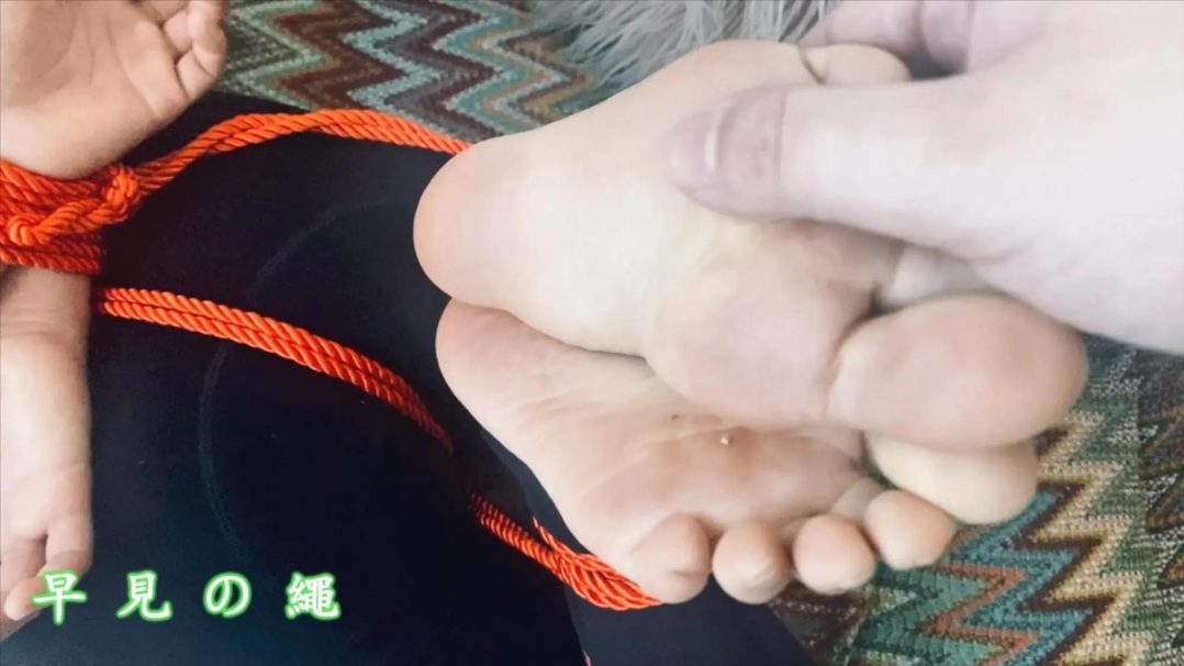 珈er绳缚初体验，跪坐，口球堵嘴，轻微tk，摸胸sp，口水滴落，拥抱；娇小身材使得绳子留出长长的一节-8