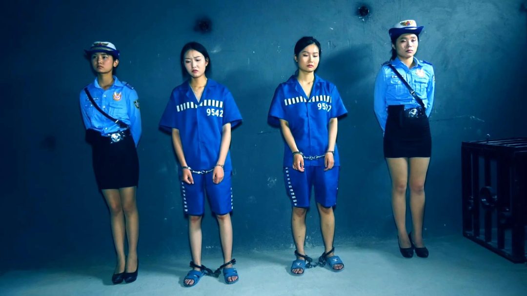 定拍转公映《毒蝎林潇琦末日》第四集 林潇琦在看押期间偷偷用发卡打开镣铐和同伙打晕看守逃出看守所最后在野外再次被捕-10
